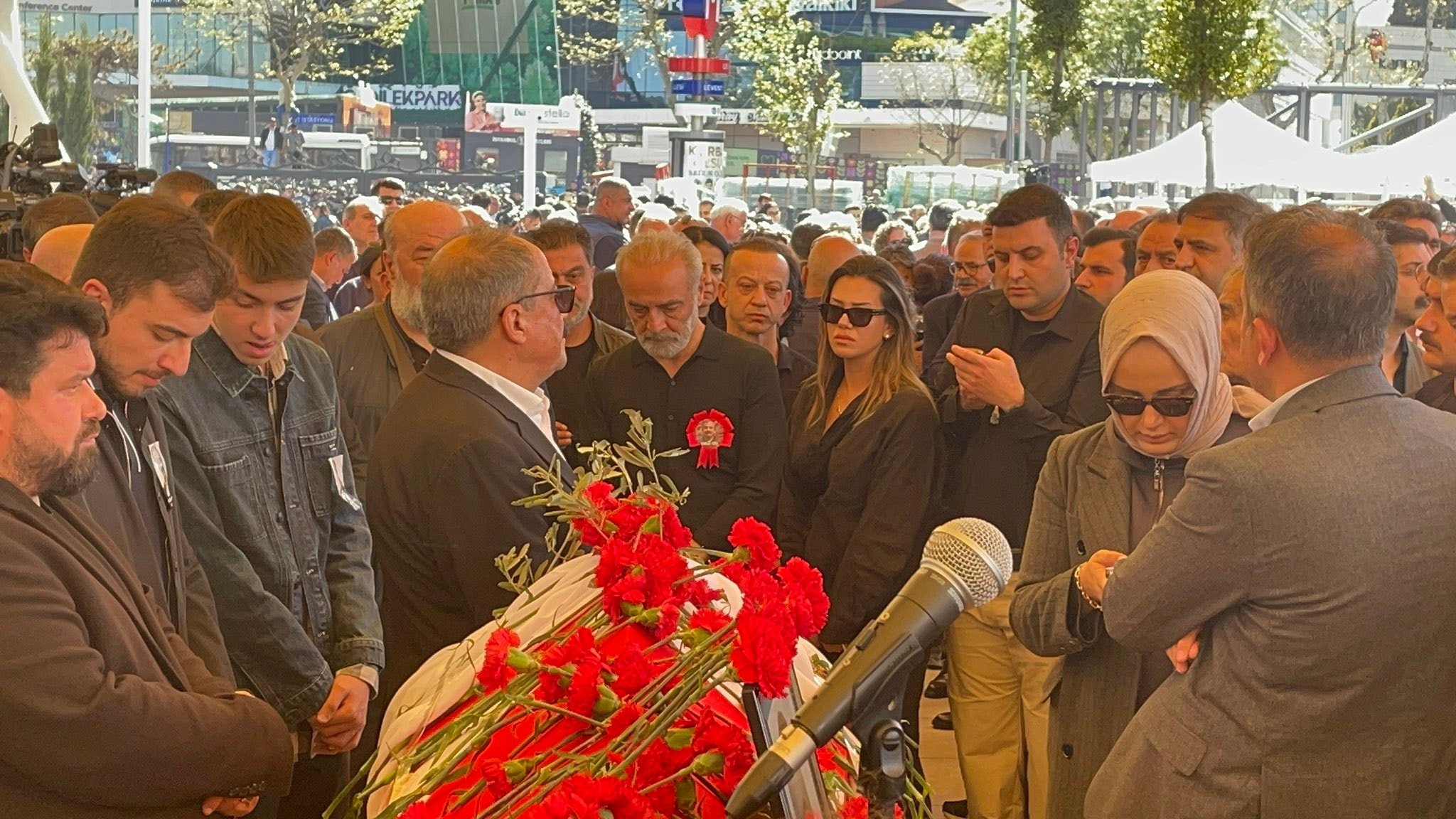 İbrahim Tatlıses ve Yılmaz Erdoğan tabutun başında gözyaşı döktü