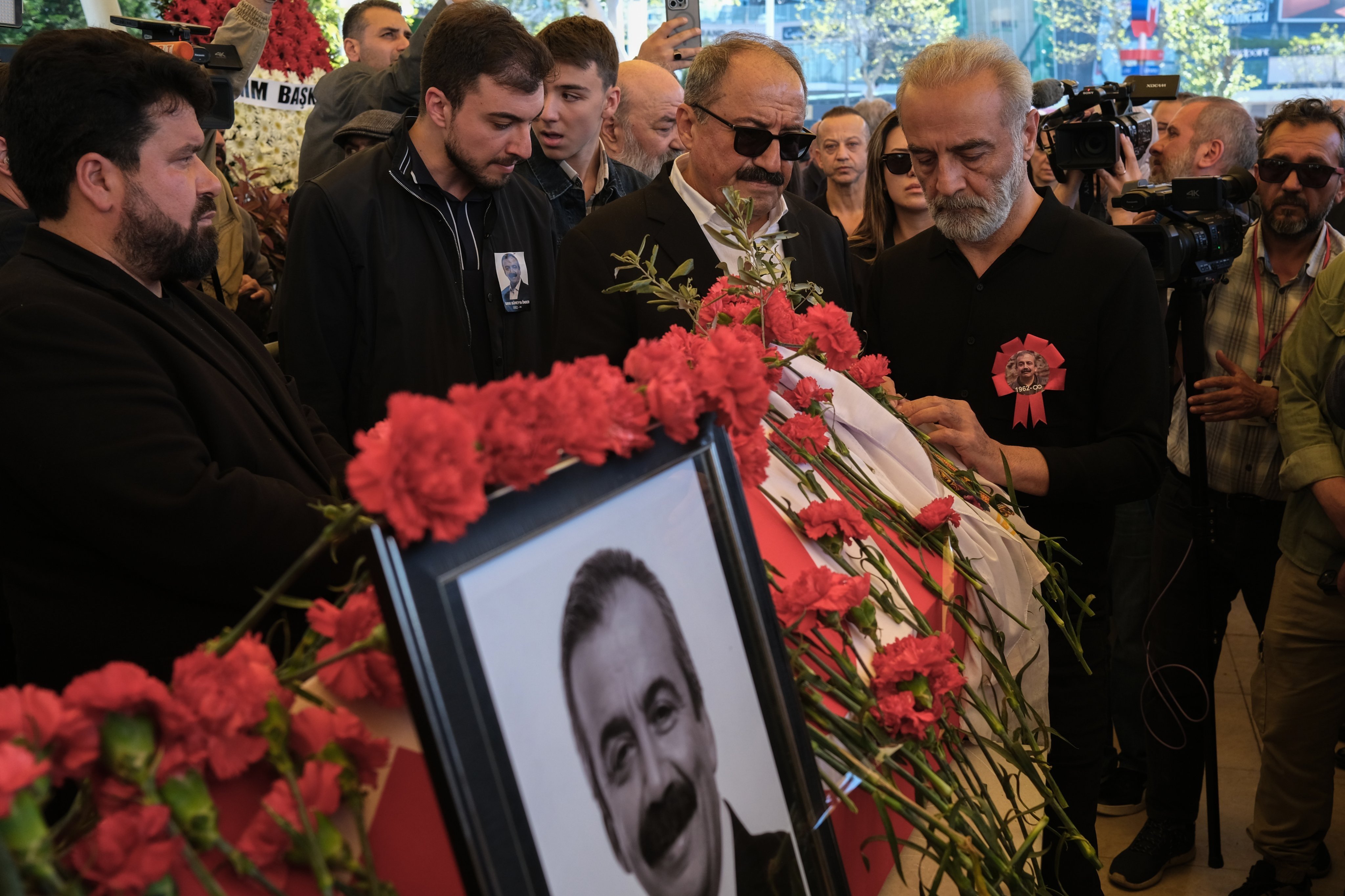 İbrahim Tatlıses ve Yılmaz Erdoğan tabutun başında gözyaşı döktü
