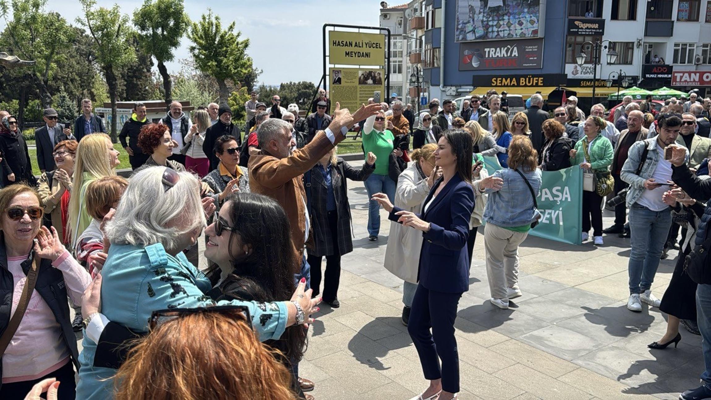 İhalenin iptal kararını göbek atarak kutladılar