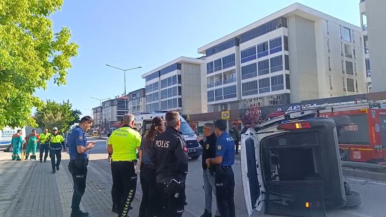 İhbara giden polisler kaza yaptı: 2'si polis, 5 yaralı