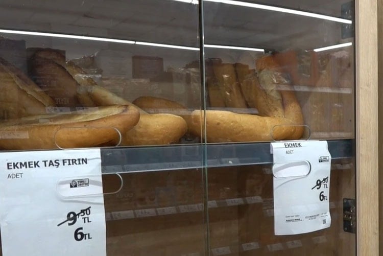 İki market rekabete girdi: Vatandaş 2022 fiyatına ekmek yedi