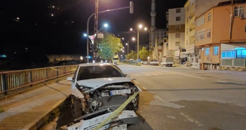 İki otomobil çarpıştı! İki kişi öldü 3 kişi yaralandı