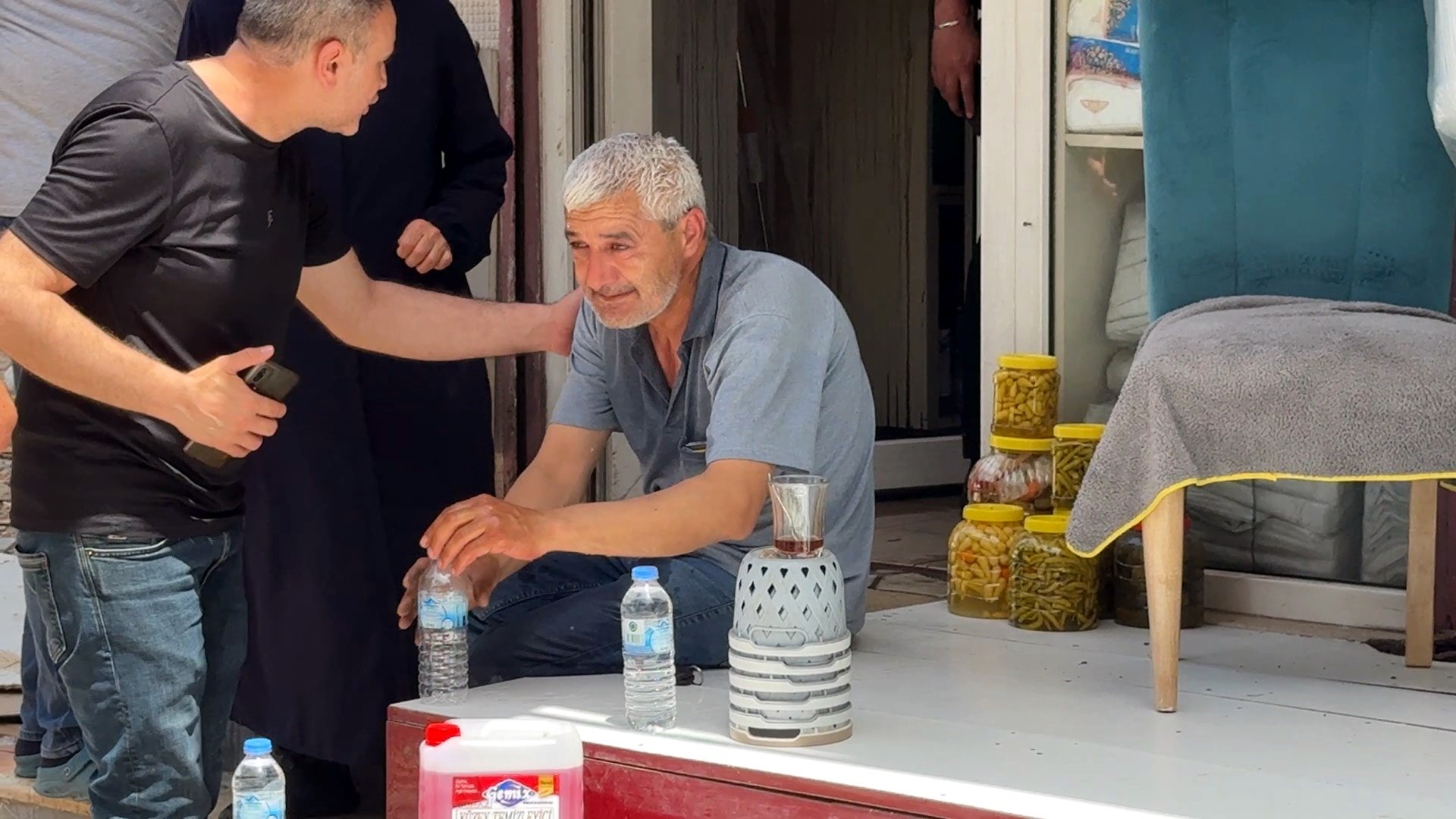 İş yeri alevlere teslim oldu, hüngür hüngür ağladı