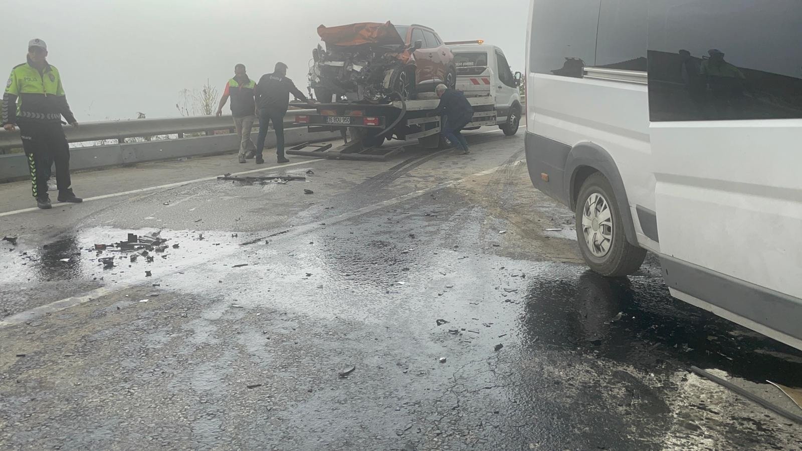 İşçi servis minibüsü ile otomobil çarpıştı: Çok sayıda yaralı var