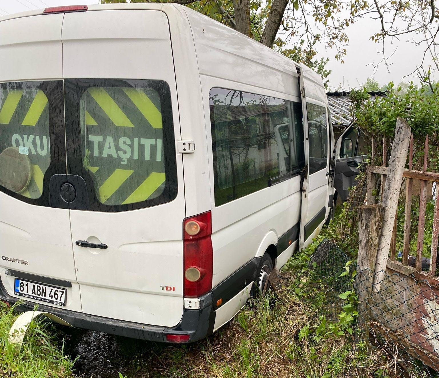 İşçi servisi, cip ve ağaca çarptı: 8 kişi yaralandı