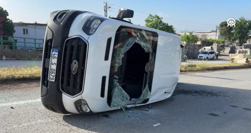 isci-servisi-ile-otomobil-carpisti-12-kisi-yaralandi-TauzueNs.jpg İşçi servisi ile otomobil çarpıştı: 12 kişi yaralandı