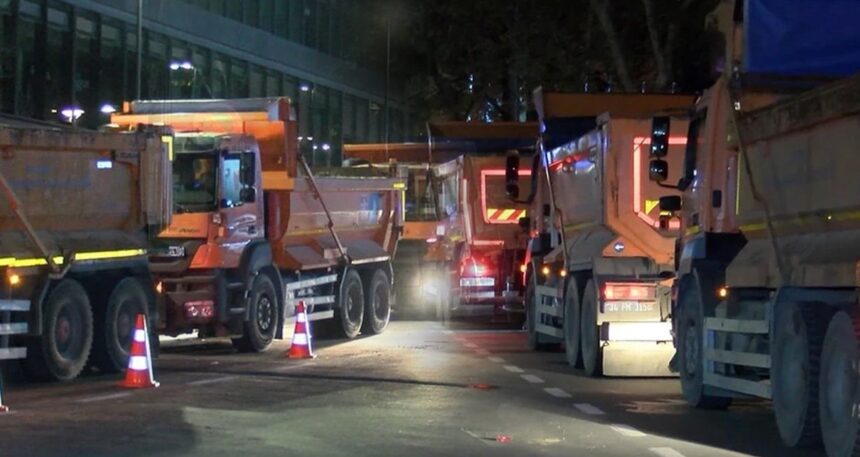 İstanbul’da dün gece yarısı: Kamyonların biri geldi biri gitti, zamanla yarıştılar