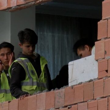 İstanbul’da faciaya ramak kala: Yan binanın duvarı yıkıldı