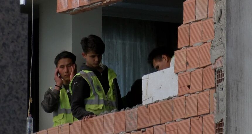 İstanbul’da faciaya ramak kala: Yan binanın duvarı yıkıldı