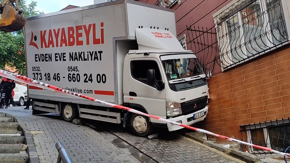 İstanbul'da korku dolu anlar kamerada: Kamyonet binaya çarptı