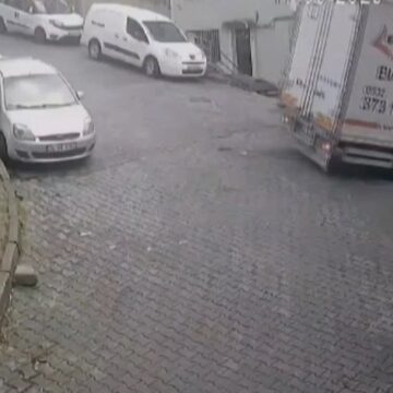 İstanbul’da korku dolu anlar kamerada: Kamyonet binaya çarptı