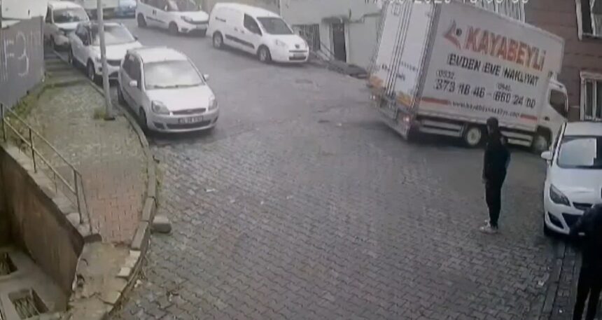 İstanbul’da korku dolu anlar kamerada: Kamyonet binaya çarptı