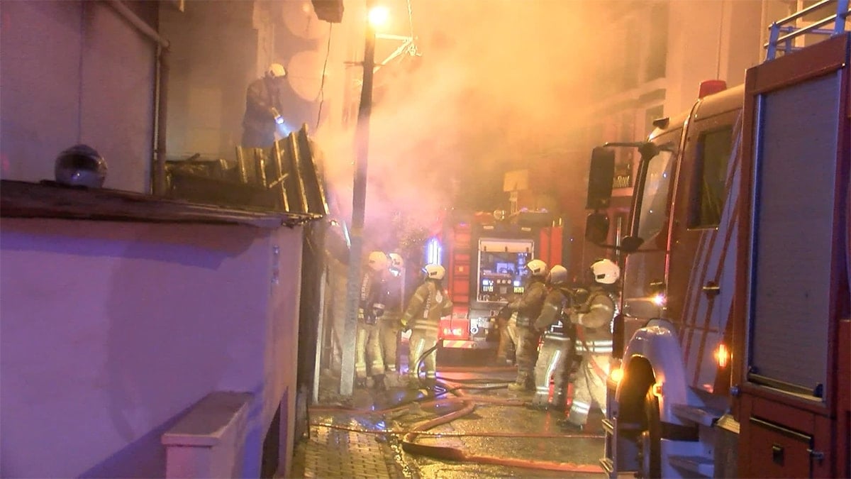 İstanbul'da mahalleyi sokağa döken yangın: Mahur kalanlar oldu