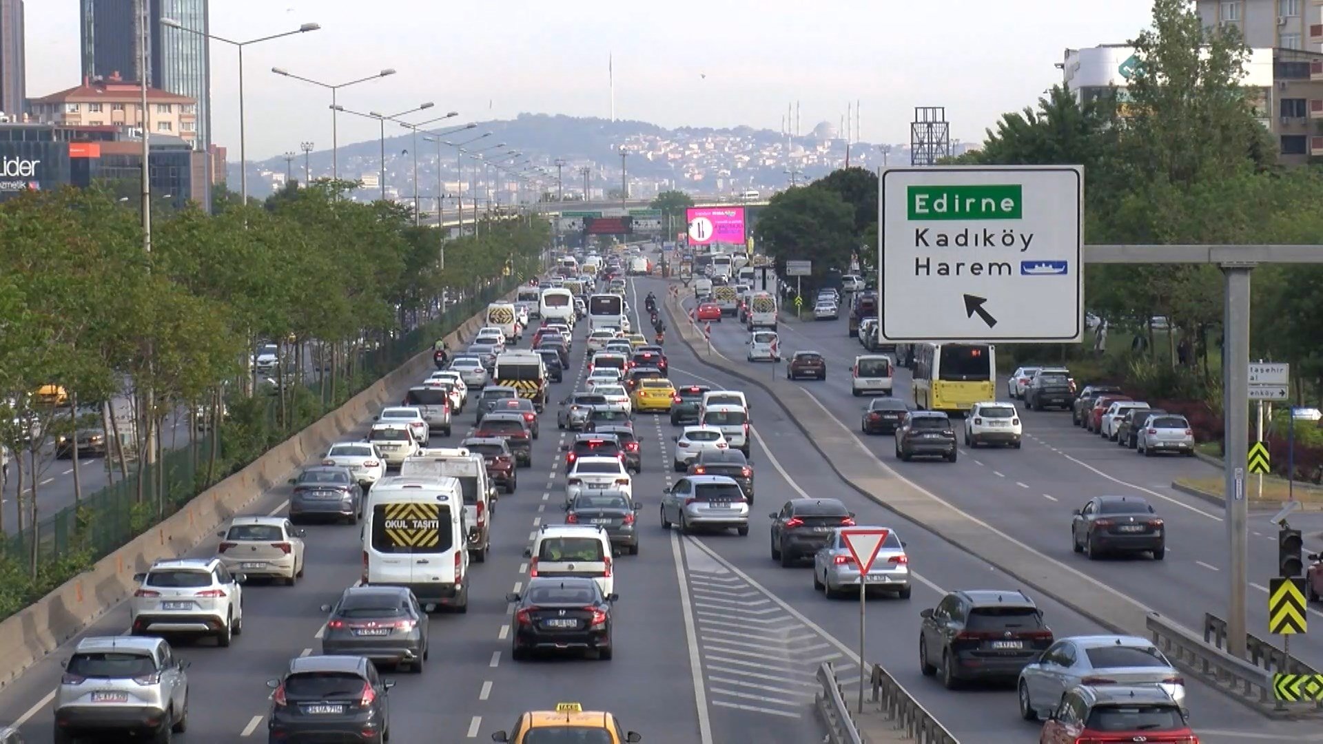 İstanbul'da manzara yine şaşırtmadı! Trafik işe gidenleri çıldırttı
