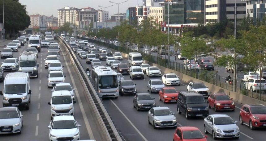 İstanbul’da manzara yine şaşırtmadı! Trafik işe gidenleri çıldırttı