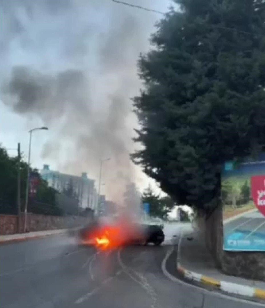 İstanbul'da seyir halindeki otomobil alev alev yandı