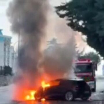 İstanbul’da seyir halindeki otomobil alev alev yandı