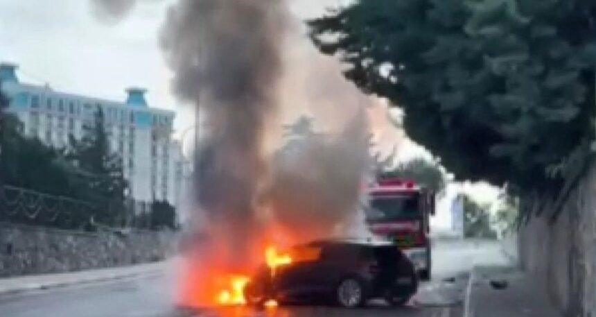 İstanbul’da seyir halindeki otomobil alev alev yandı