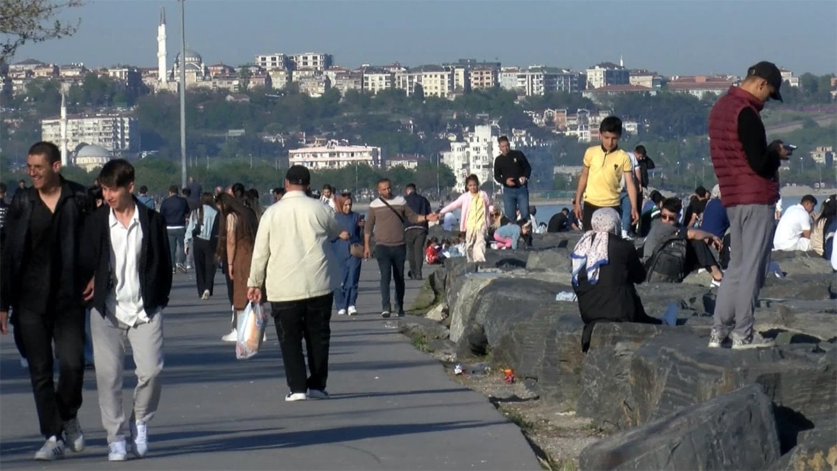 İstanbul'da sıcak hava haklı sahile ve parklara döktü