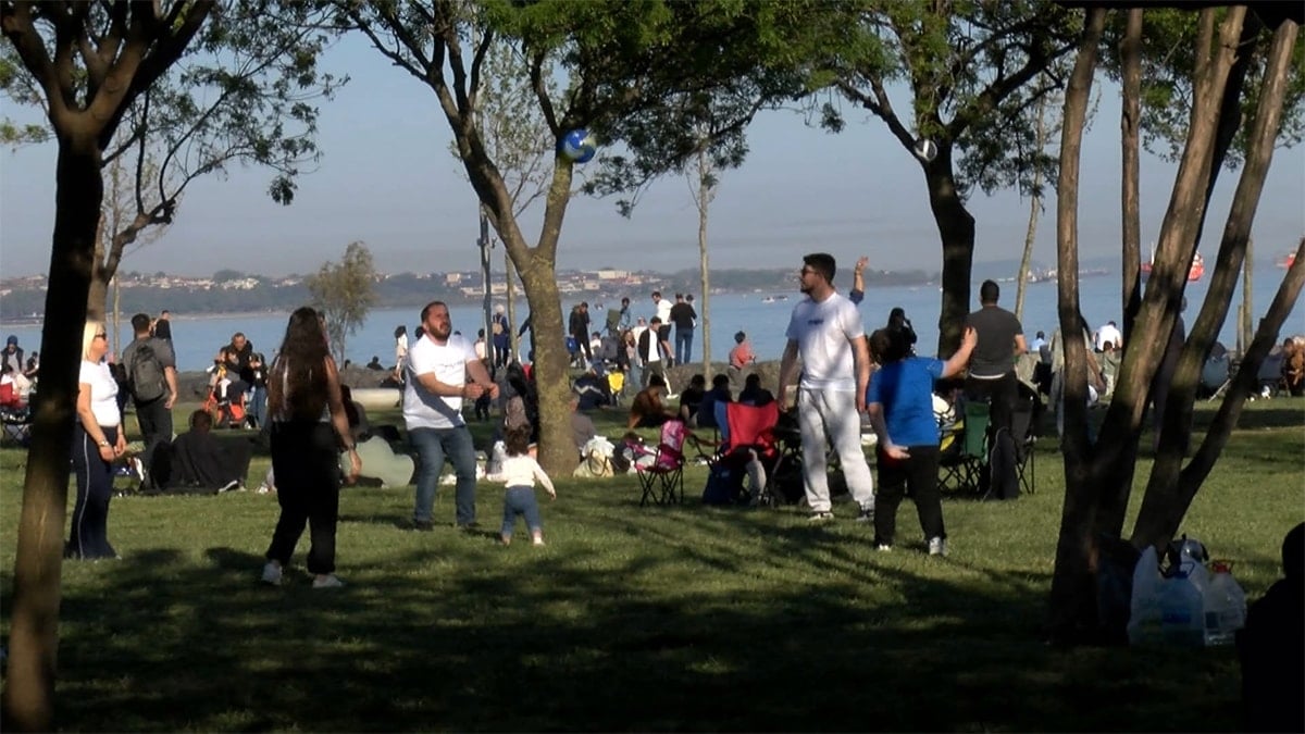 İstanbul'da sıcak hava haklı sahile ve parklara döktü