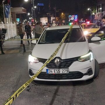 İstanbul’un göbeğinde silahlı saldırı: Otomobile kurşun yağdırdılar