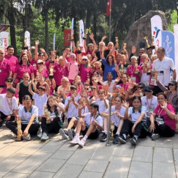İzmirliler binlerce kişi  Zübeyde annelerine koştu kupaları topladılar