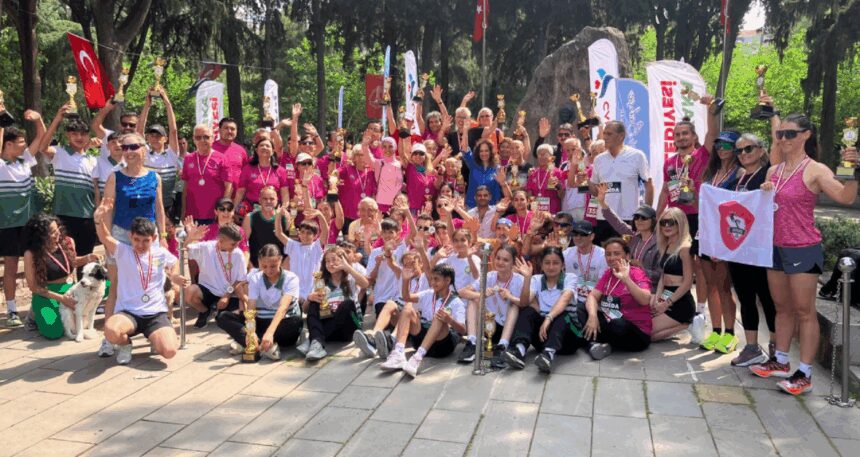 İzmirliler binlerce kişi  Zübeyde annelerine koştu kupaları topladılar