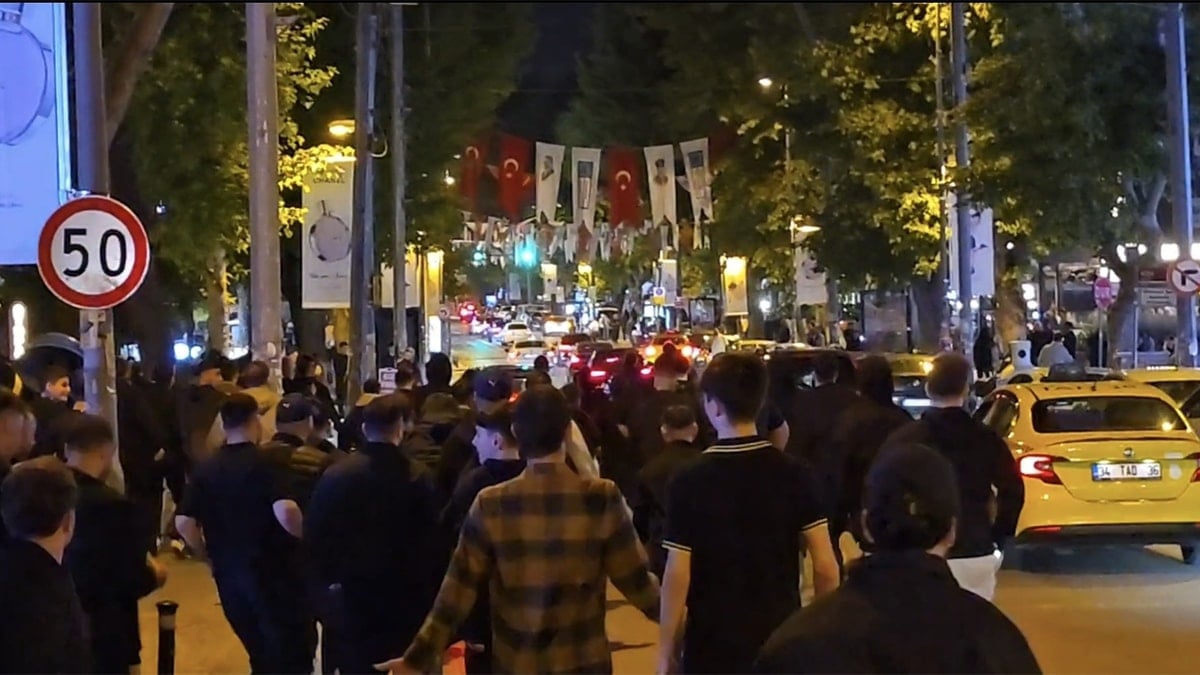 Kadıköy'de Galatasaray taraftarlarının araçları taşlandı