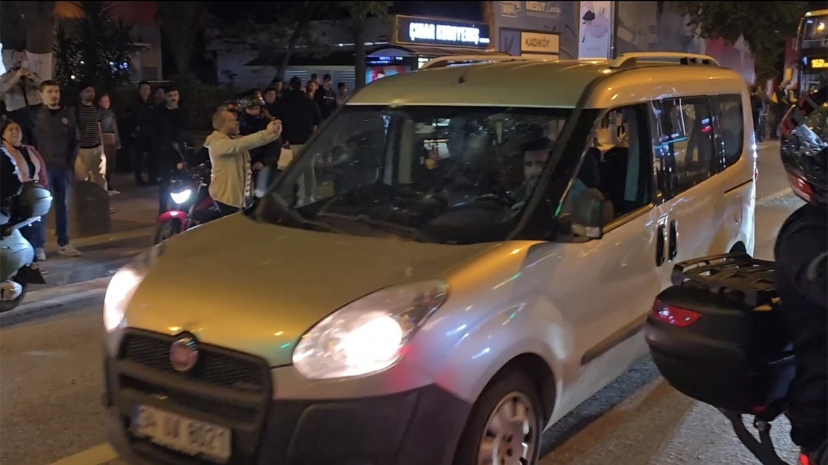 Kadıköy'de Galatasaray taraftarlarının araçları taşlandı