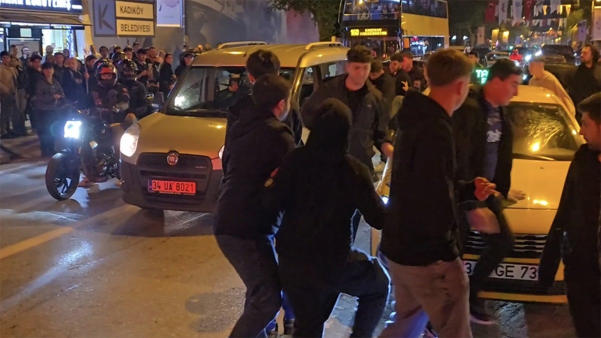 Kadıköy'de Galatasaray taraftarlarının araçları taşlandı