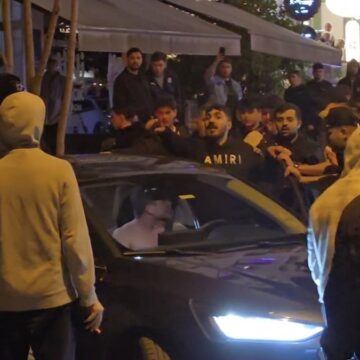 Kadıköy’de Galatasaray taraftarlarının araçları taşlandı