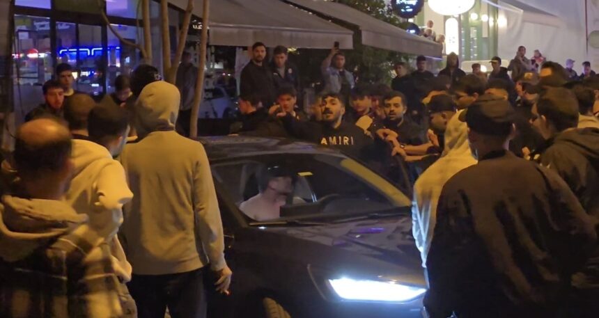 Kadıköy’de Galatasaray taraftarlarının araçları taşlandı
