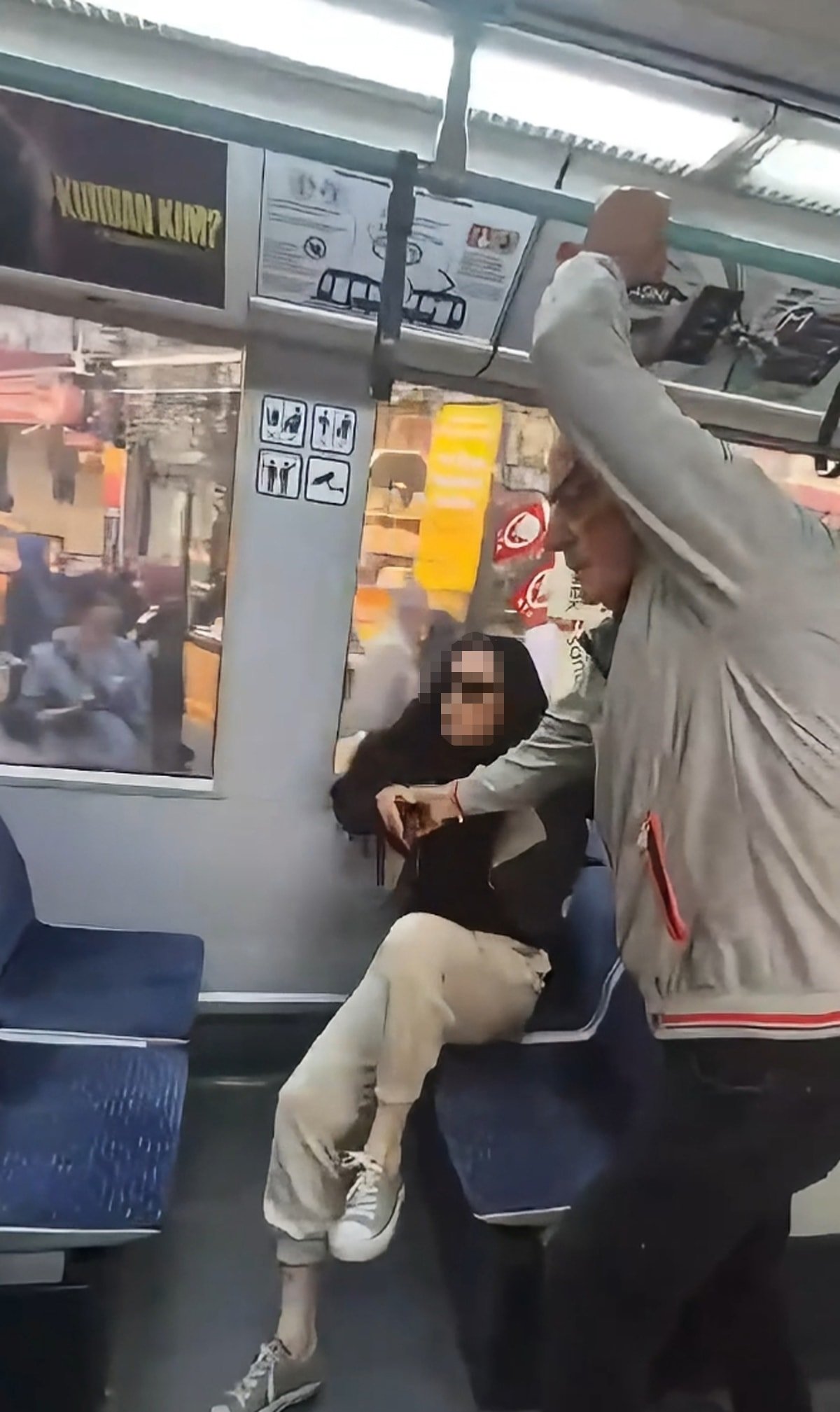 Kadın yolcuların tekmeli, küfürlü kavgası kameralara yansıdı