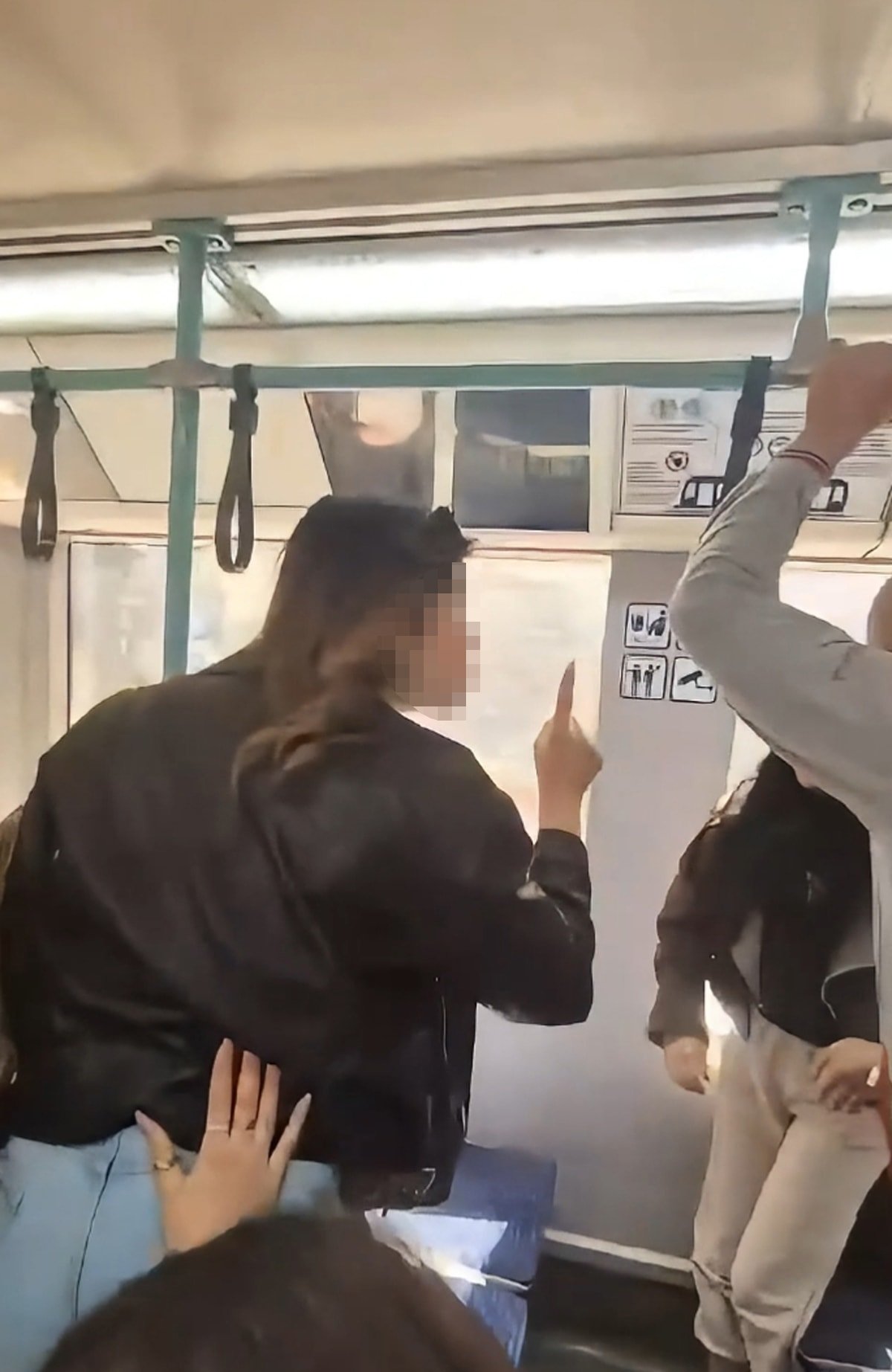 Kadın yolcuların tekmeli, küfürlü kavgası kameralara yansıdı