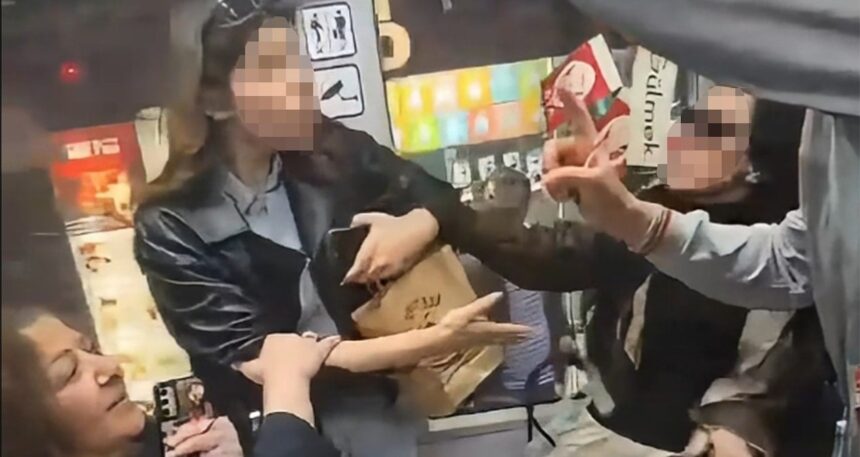 Kadın yolcuların tekmeli, küfürlü kavgası kameralara yansıdı