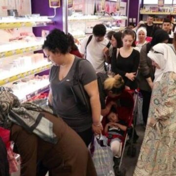 Kapısında kuyruklar oluştu! Yüzde 75 indirim yapıldı, tüm ürünler kapış kapış gitti