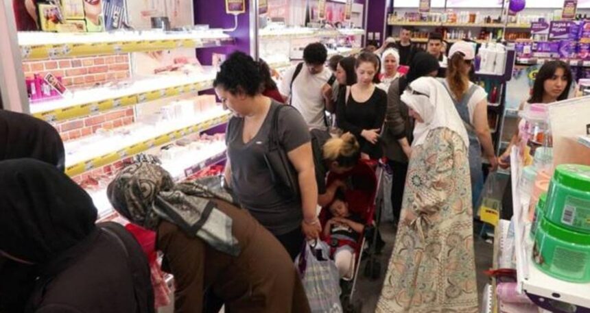 Kapısında kuyruklar oluştu! Yüzde 75 indirim yapıldı, tüm ürünler kapış kapış gitti