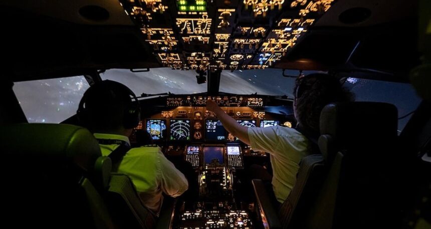 Kaptan tuvalete gitti, yardımcı pilot bayıldı: 200 yolcu taşıyan uçak 10 dakika pilotsuz uçtu
