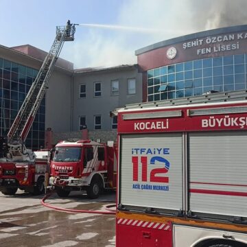 Kocaeli’de lisenin çatısı alev alev yandı