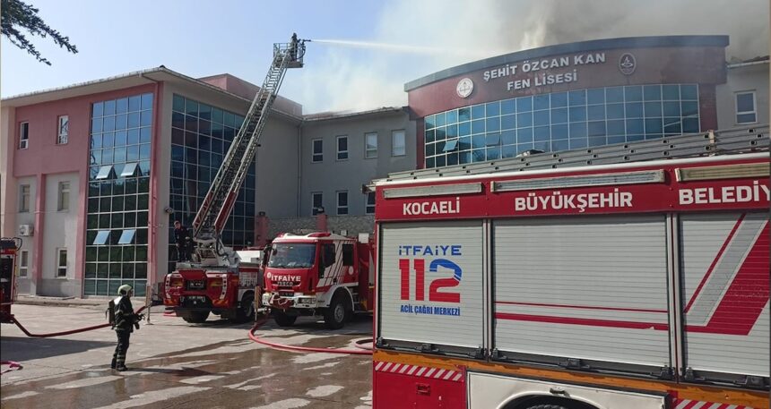 Kocaeli’de lisenin çatısı alev alev yandı