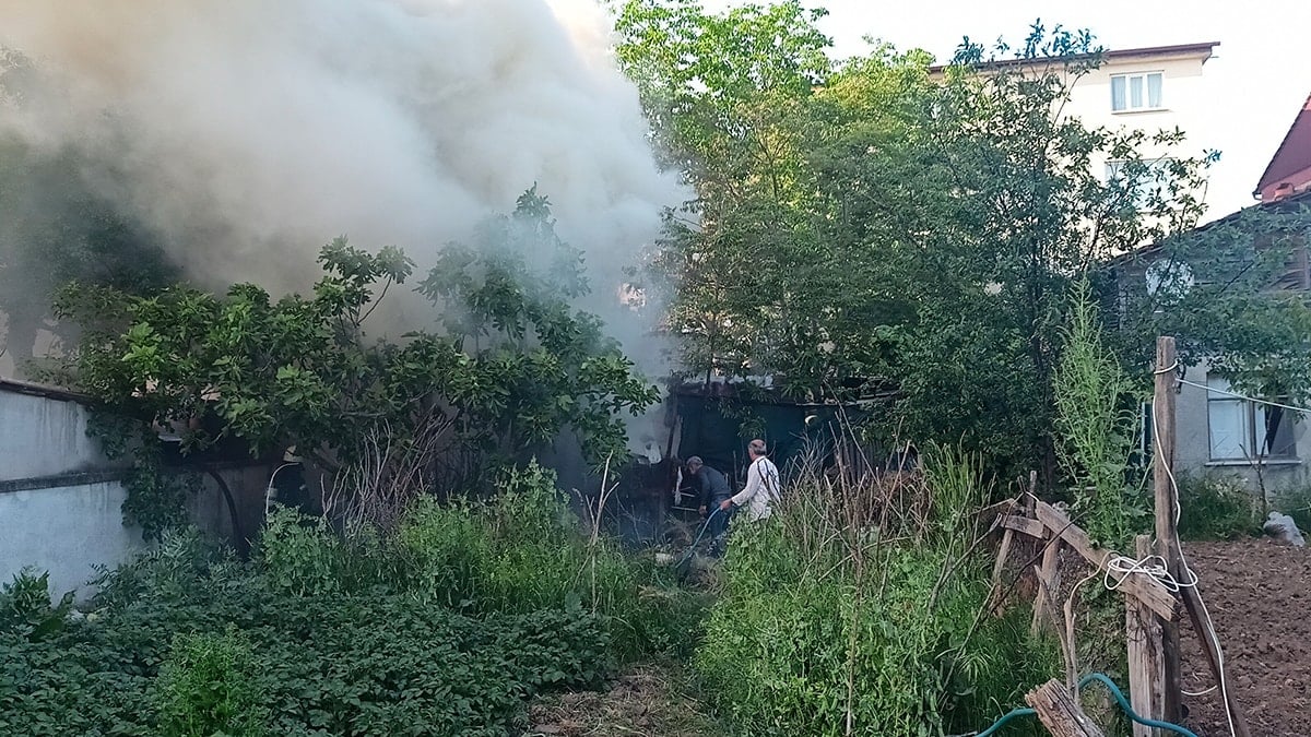Kocaeli'de odunluk alev alev yandı