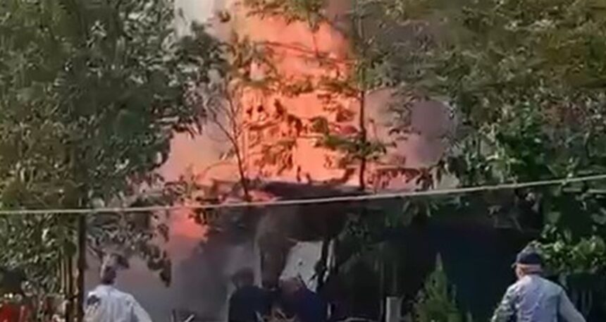 Kocaeli’de odunluk alev alev yandı