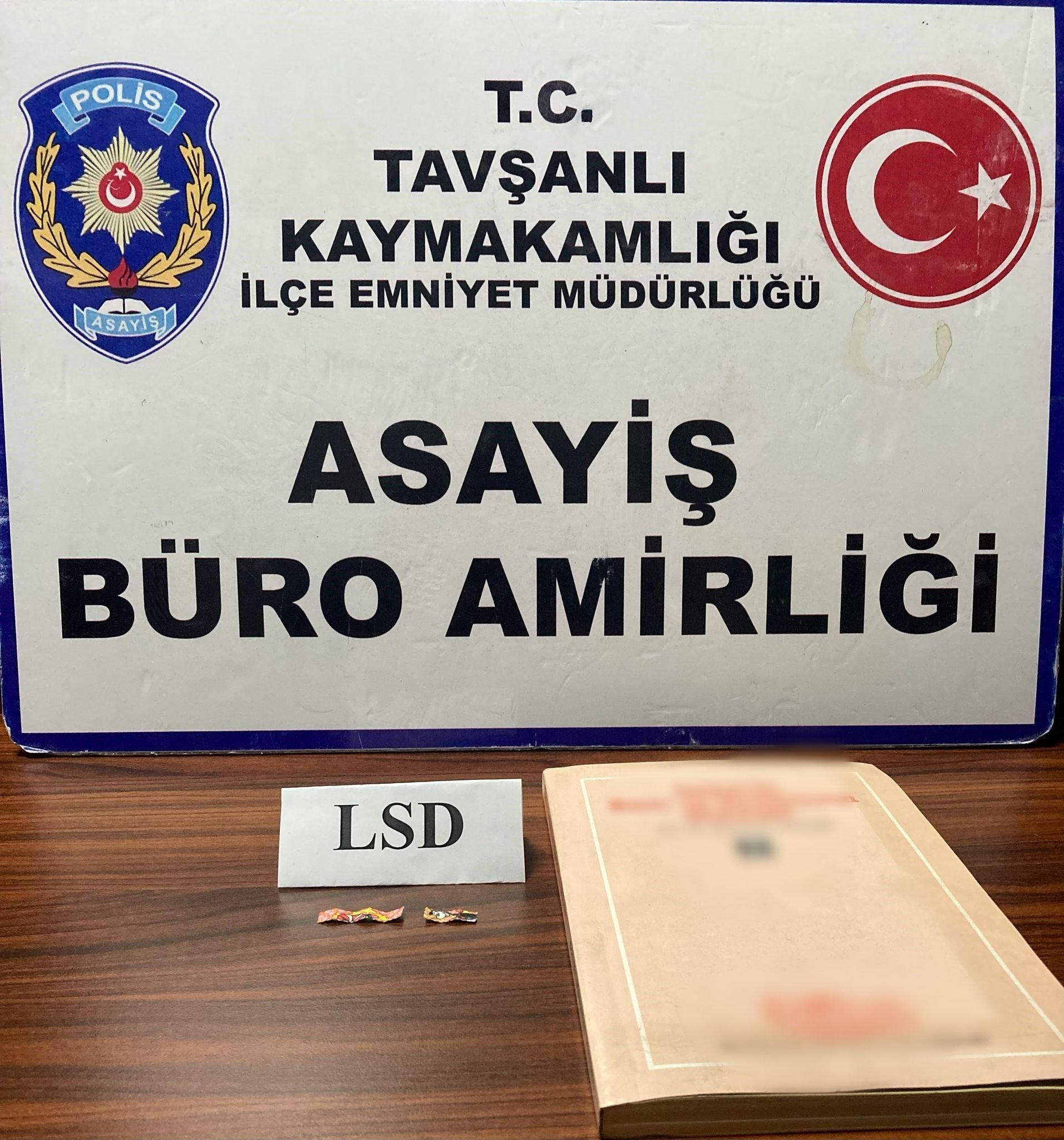 Kütahya'da kitap sayfaları arasında uyuşturucu satan şüpheli yakalandı