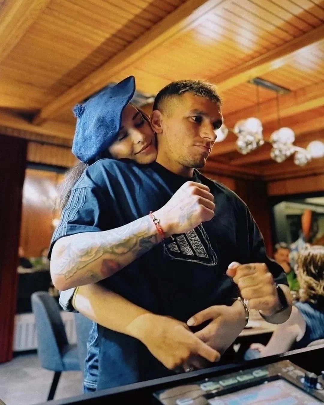 Lucas Torreira eski sevgilisi Devrim Özkan'ı takibe aldı