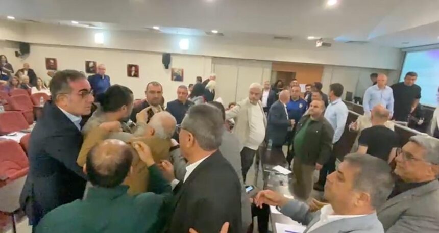 Meclis değil boks ringi! AKP’li üyeden CHP’li üyeye ‘Ağzını yüzünü dağıtırım’ tehdidi