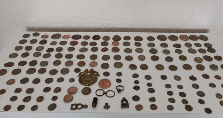 mersinde-roma-ve-bizans-donemlerine-ait-70-sikke-ele-gecirildi-7WQcjjmI.jpg Mersin’de Roma ve Bizans dönemlerine ait 70 sikke ele geçirildi