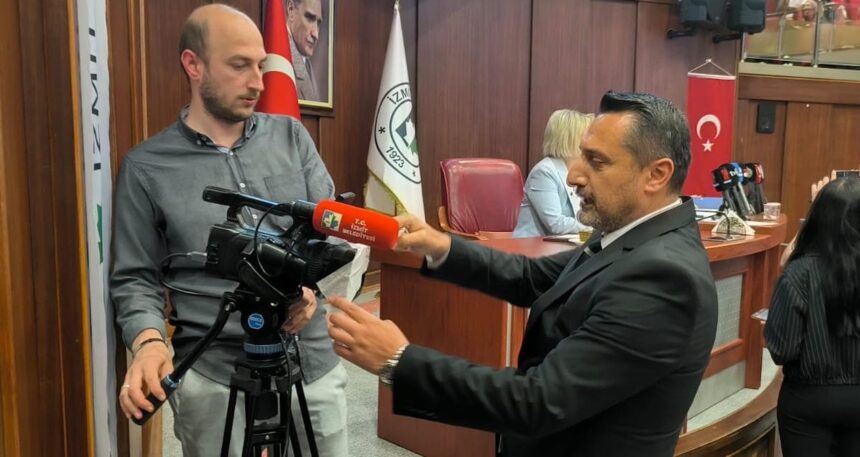 mhpli-meclis-uyesi-belediyenin-kamerasina-bant-cekti-chpden-cevap-gecikmedi-OtGjskjm.jpg MHP’li meclis üyesi belediyenin kamerasına bant çekti, CHP’den cevap gecikmedi