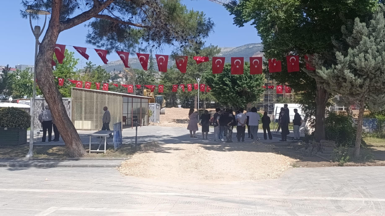 Milli Bayram şantiyeye sıkıştı: 19 Mayıs’a 30 metrekarelik kutlama alanı!