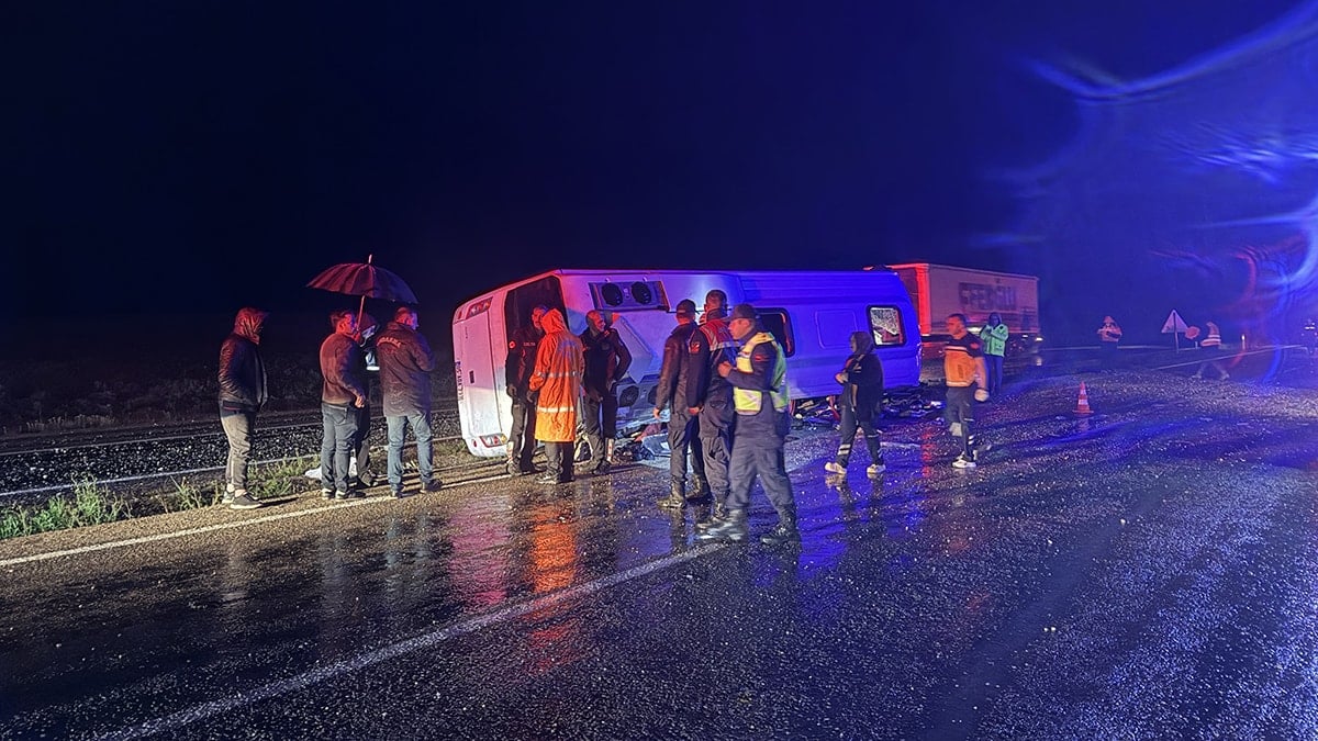 Minibüs devrildi: 1 kişi ölü, 22 kişi yaralandı