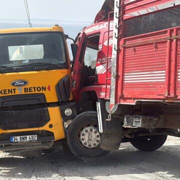 muglada-feci-son-beton-mikseri-ile-kamyonun-arasinda-sikisti-AP4FXK6a.jpg Muğla’da feci son: Beton mikseri ile kamyonun arasında sıkıştı